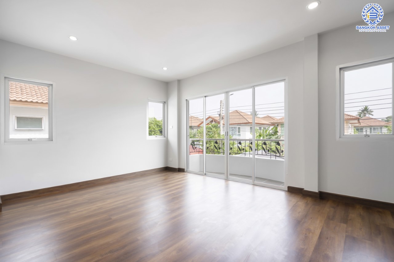 บ้านมือสองตกแต่งใหม่ ม.ศุภาลัยวิลล์ วงแหวน-รัตนาธิเบศร์ เนื้อที่ 54 ตร.ว. ฟังก์ชันจัดเต็ม 4 ห้องนอน 2 ห้องน้ำ 3 ที่จอดรถ ตอบโจทย์ทุกการเข้าอยู่ บนทำเลเดินทางสะดวก ใกล้ ถ.กาญจนาภิเษก เซ็นทรัลเวสต์เกต และรถไฟฟ้า "สถานีคลองบางไผ่